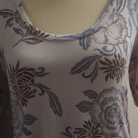 24/7 Women's size S gray brown floral top scoop neck short sleeve longer in back - Picture 2 of 7